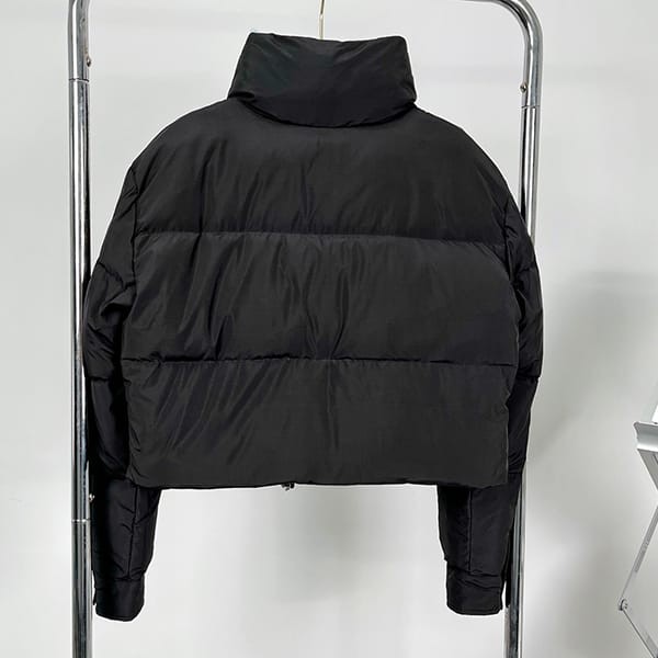 n級品 おすすめプラダ 贋物 Re-Nylon クロップド コンバーチブル ダウンジャケット pul63053